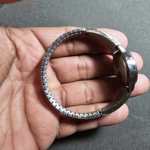 Timex Ladies Quartz Fashion Watch Silver Tone Black Stretch Bracelet Working sho - Picture 8 of 10